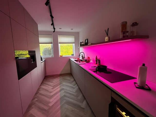 Eiken Wandplank Dimbare Led Rgbww Smart Spot Oa Philips Hue