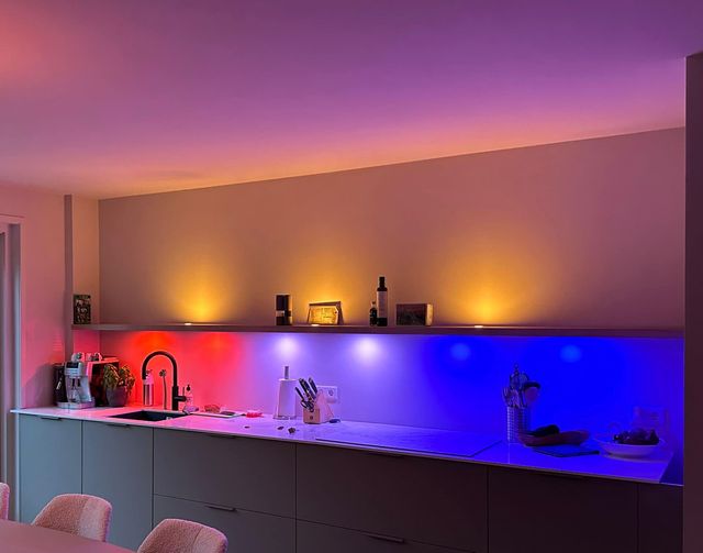 Eiken Wandplank Dimbare Led Rgbww Smart Spot Oa Philips Hue